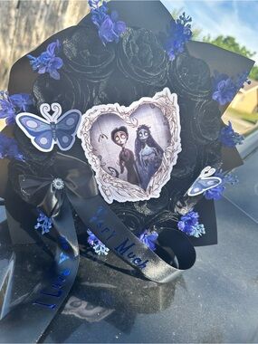 Black Floral Heart Bouquet with Blue Accents corps bride